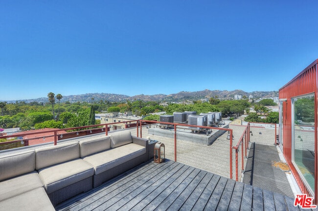 Building Photo - 1140 N Formosa Ave