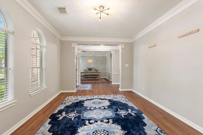 Building Photo - 10 Scenic Mill Pl