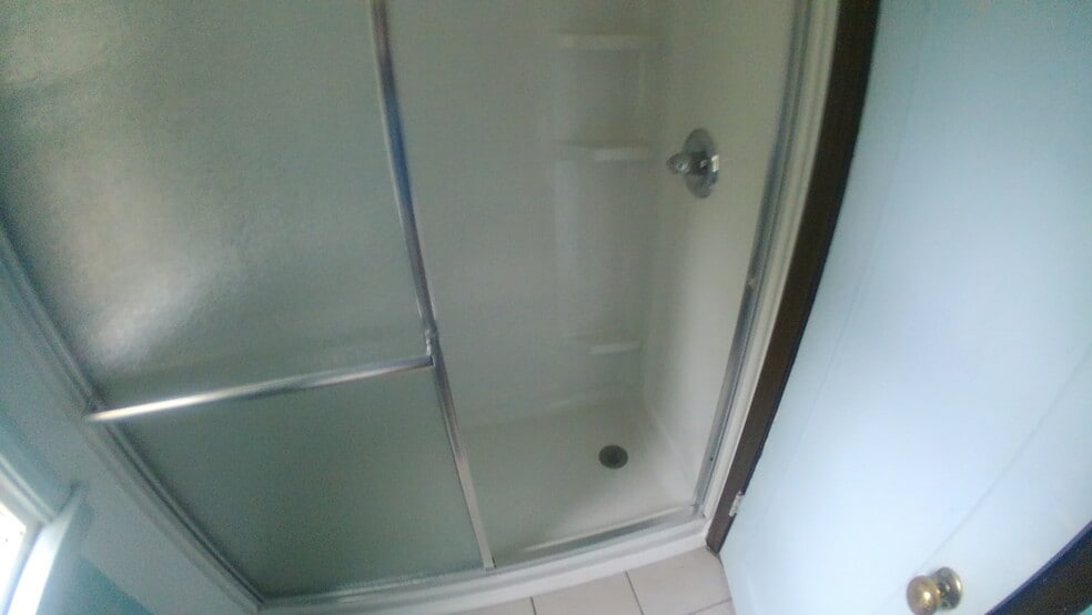 Walk in shower in main bathroom - 941 Ann St