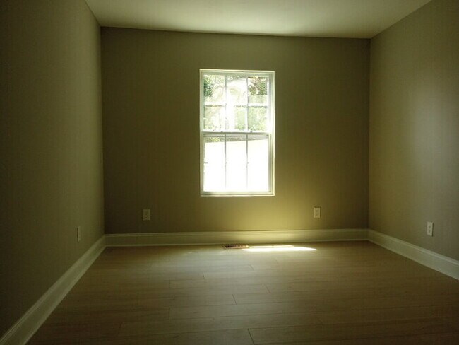 Building Photo - 326 Sherman Dr