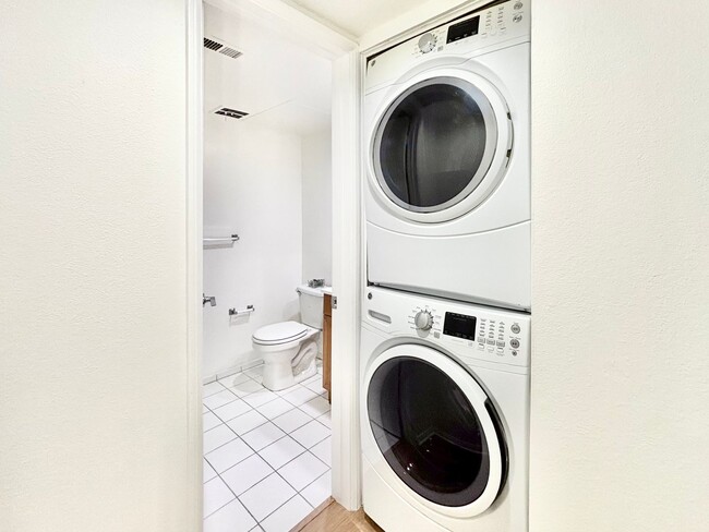 Building Photo - Bright 2 Bed 2 Bath | Surfside Community |...