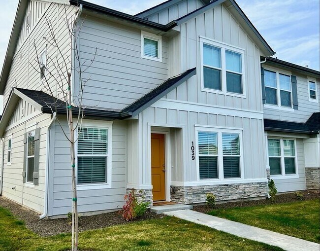 Primary Photo - Townhomes at Jericho
