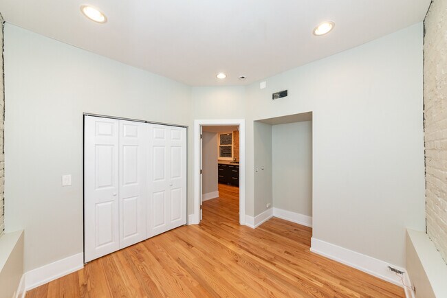 Building Photo - 1122 W Addison St