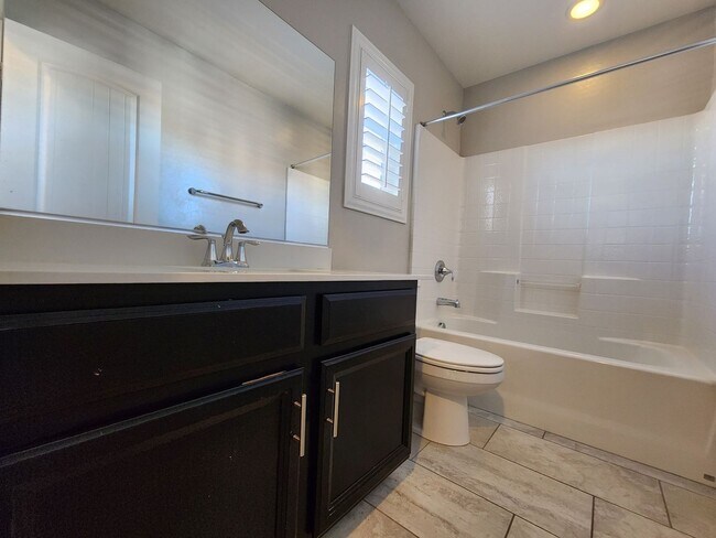 Building Photo - Three Level Mountains Edge Townhome