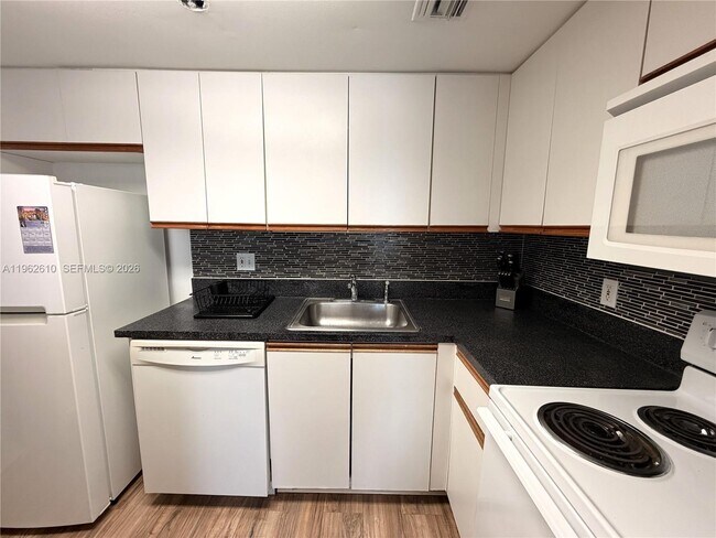 Building Photo - 770 Claughton Island Dr