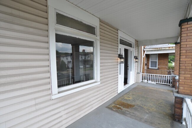Building Photo - Large 1-Bedroom Apartment NO APPLICATION FEE!! (Beaver Falls)