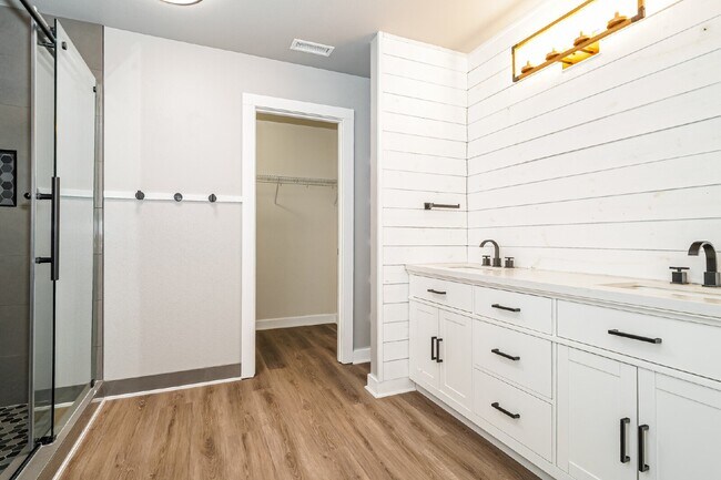 Building Photo - Updated 4 bedroom home in Devonshire neighborhood!