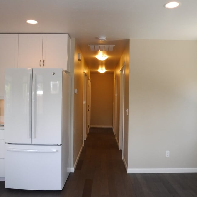 Building Photo - Light & Bright 2 Bed/2 Bath Mid-Town Cottage with Garage