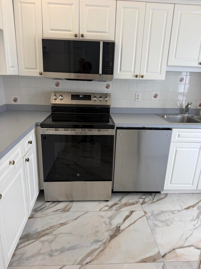 Building Photo - 1100 Pine Dr