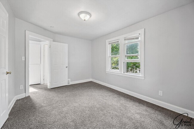 Building Photo - $1250 3 bedrooms