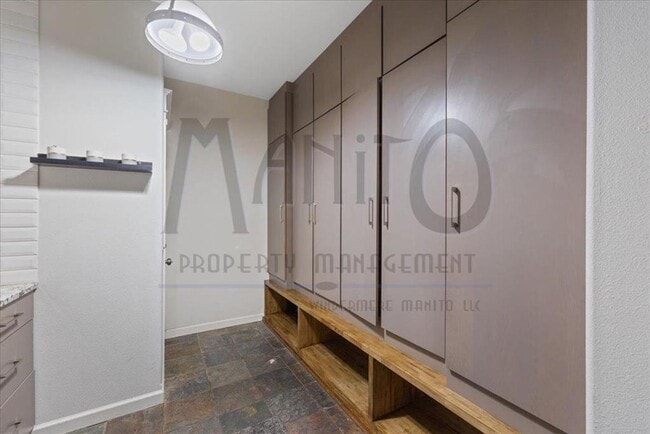 Building Photo - Spacious Trickle Creek Home