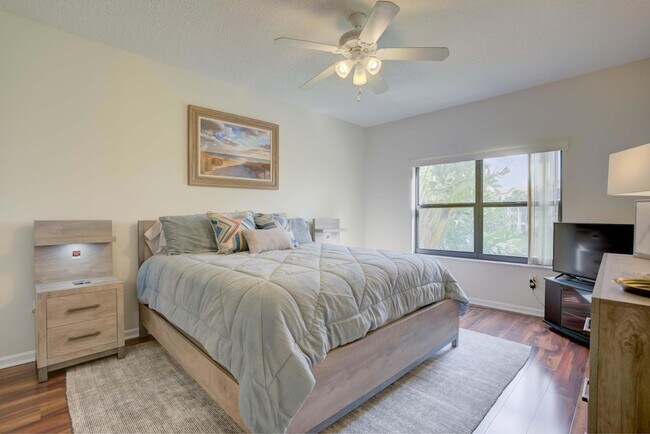 Building Photo - 200 Uno Lago Dr