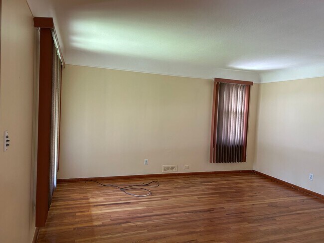 Building Photo - Brick 4 Bedrooms house is South Euclid With 2 Cars Detached Garage for Rent