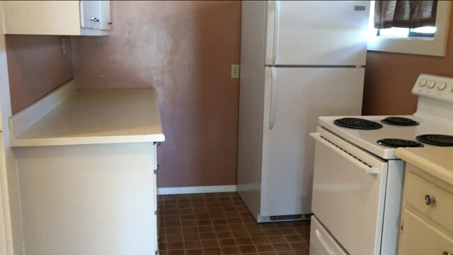 Building Photo - 1 Bedroom Unit in Triplex  Near Downtown and Campus