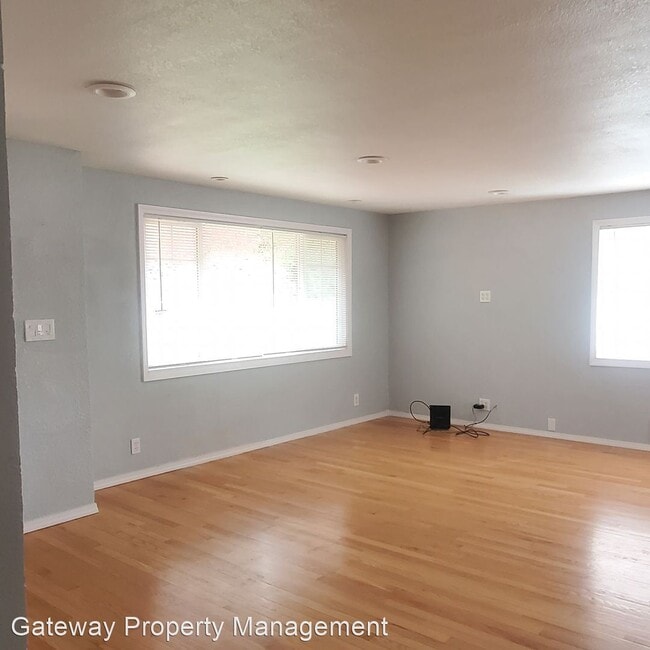 Building Photo - 2 br, 1 bath House - 580 SE Arcadia Road