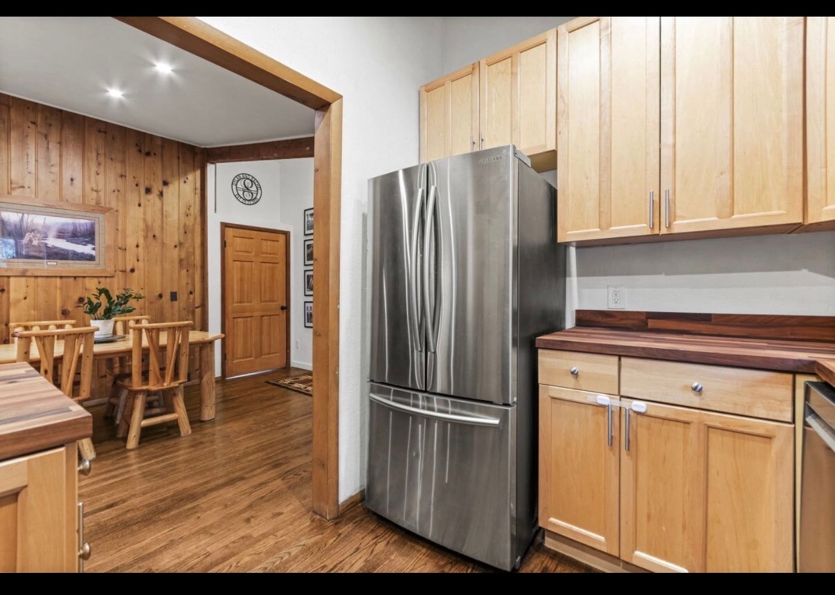 Building Photo - 838 Lakeshore Dr