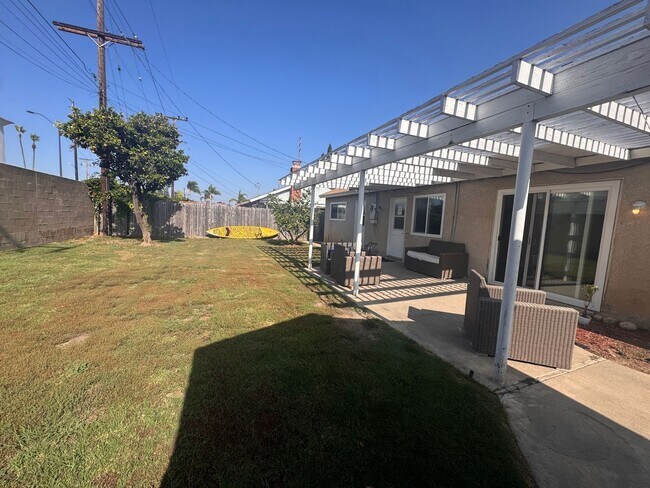 Building Photo - Charming RE-MODELED 3 bed / 2 bath home