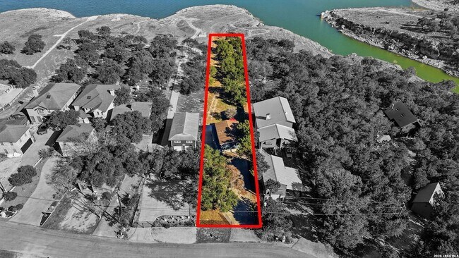 Building Photo - 2681 Lakeview Dr