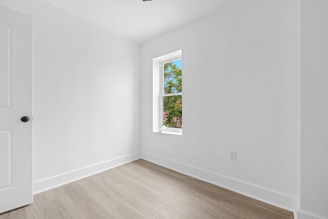 Building Photo - GORGEOUS end unit in Baltimore! 3 Bedrooms 3 Bathrooms Plus a Rec Room!