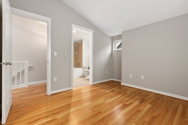Building Photo - Immaculate Urban Townhome in Famed Alaska ...