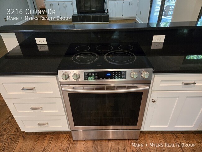 Building Photo - 3216 Cluny Dr
