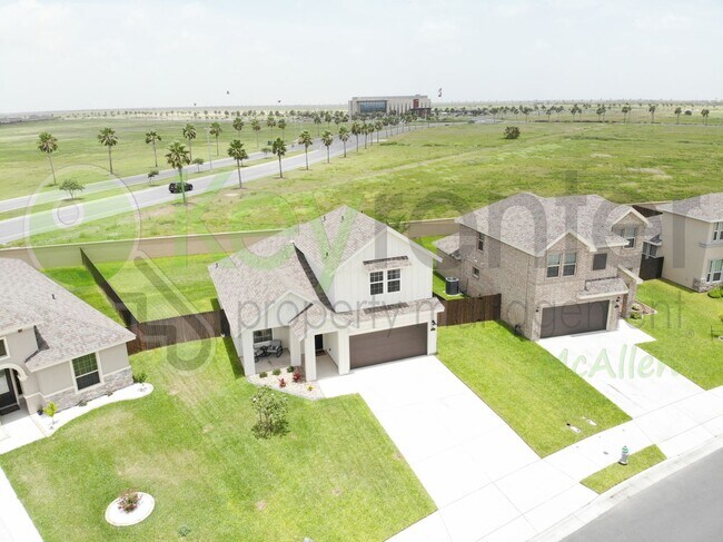 Building Photo - Beautiful 3B/2.5B Home in Mcallen ( Tres Lagos  Community )