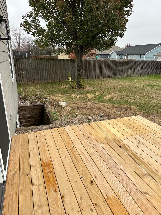 Building Photo - 658 Meadow Cir