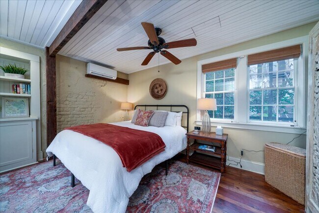 Building Photo - Downtown Cottage- Fully Furnished