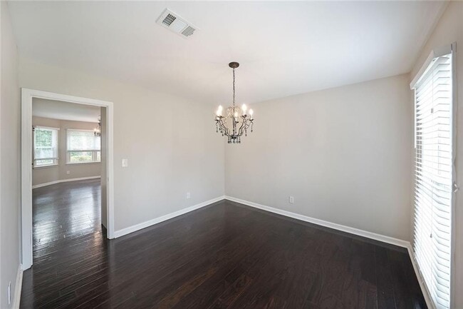 Building Photo - 2620 Valencia Dr NE
