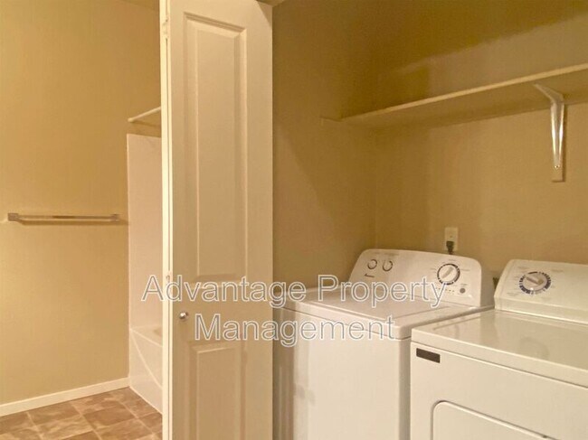 Building Photo - 523 Catron St N