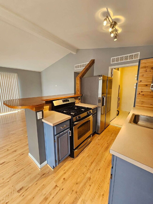 Building Photo - 2 Bedroom Condo with Vaulted Ceiling, Open Kitchen, Attached Garage in Desirable Clinton Township...
