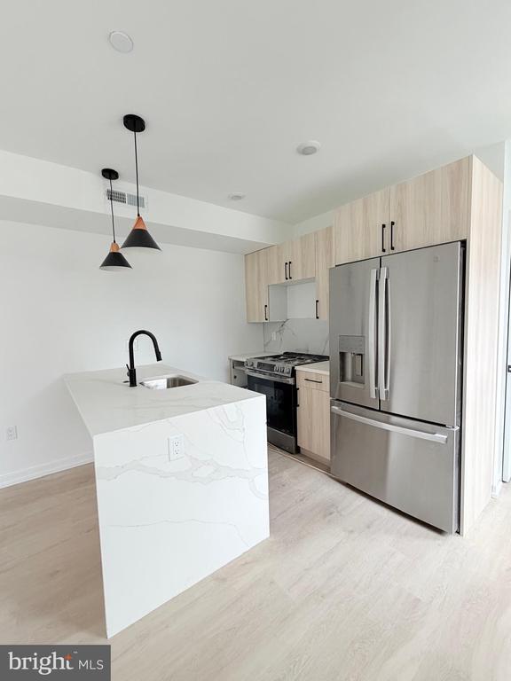 Building Photo - 208 Vine St