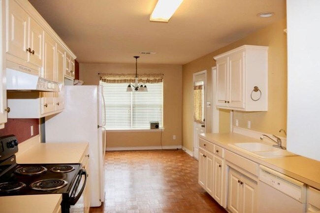 Building Photo - 903 Milroy Dr W