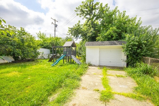 Building Photo - 3 BED 1.5 BATH BEAUTIFUL SINGLE FAMILY HOM...