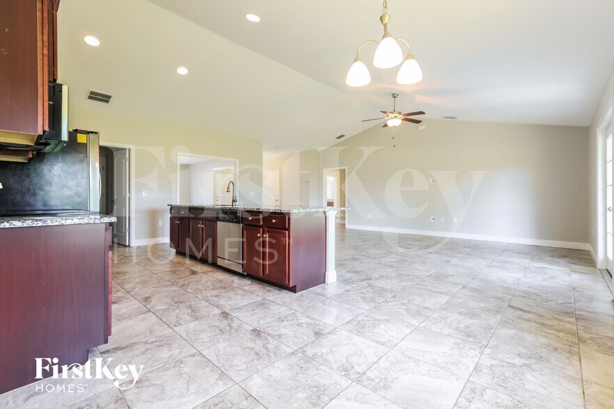 Building Photo - 282 Franca St