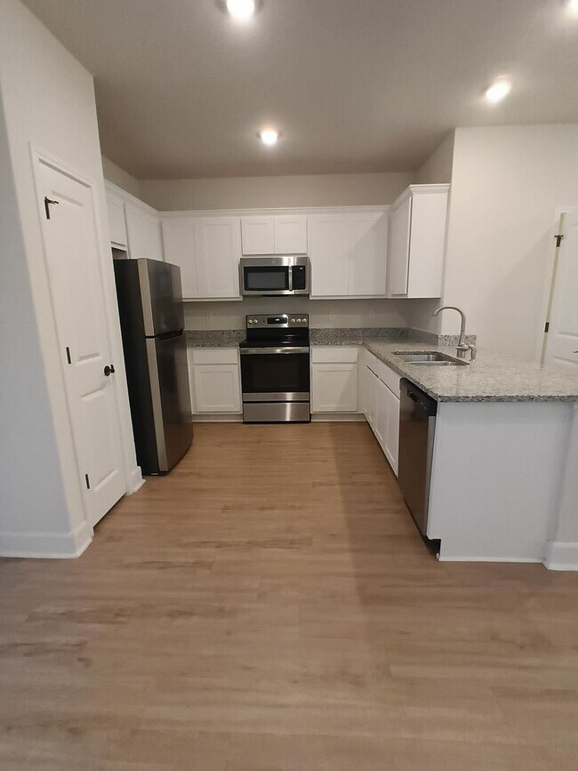 Building Photo - No Carpet! Gated 3 Bedroom Townhome