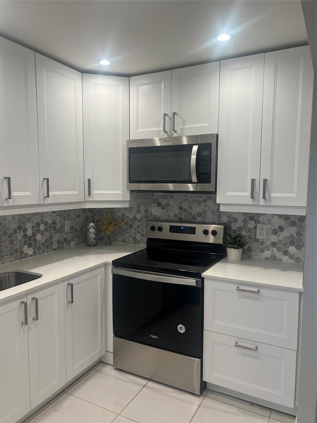 Building Photo - 21 Jacaranda Dr