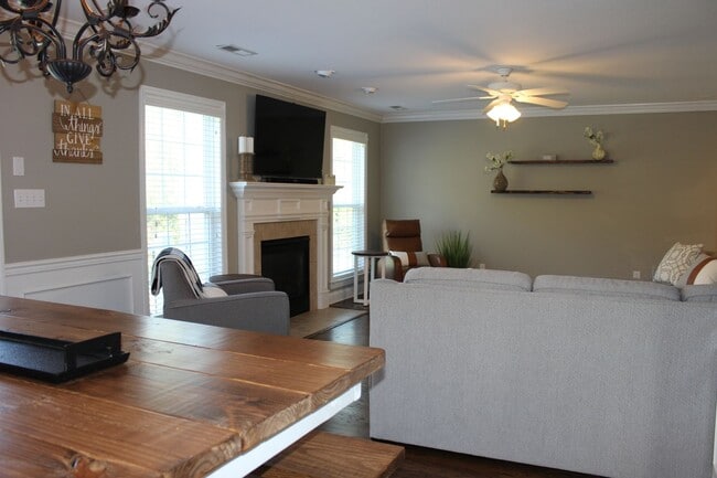 Building Photo - Amazing 3 bd/2.5bth in Farragut!!