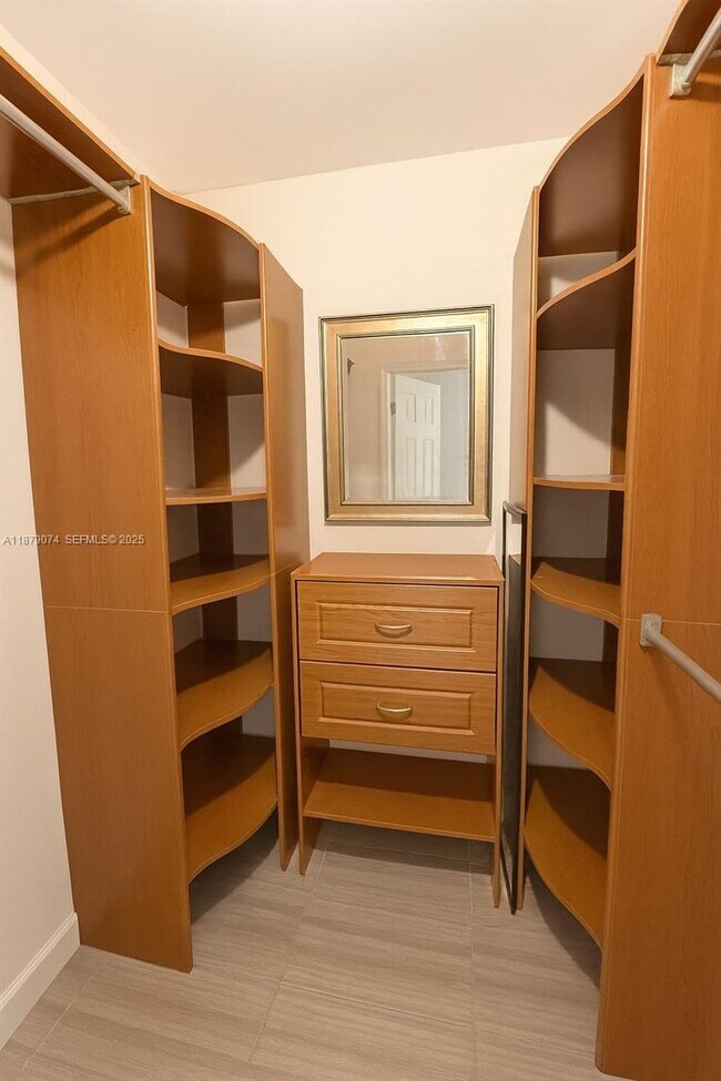 Building Photo - 400 Kings Point Dr