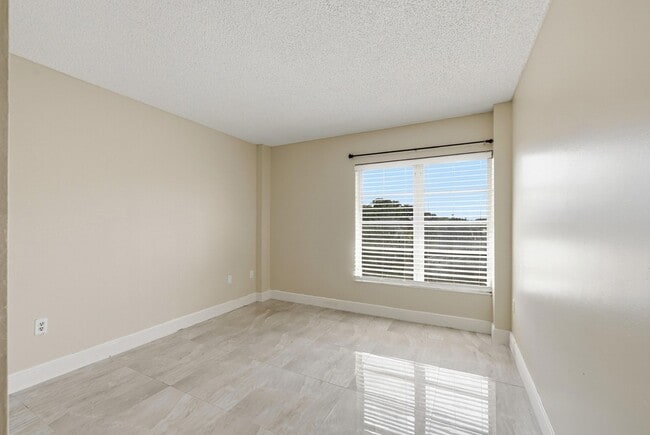 Building Photo - 4158 Inverrary Dr
