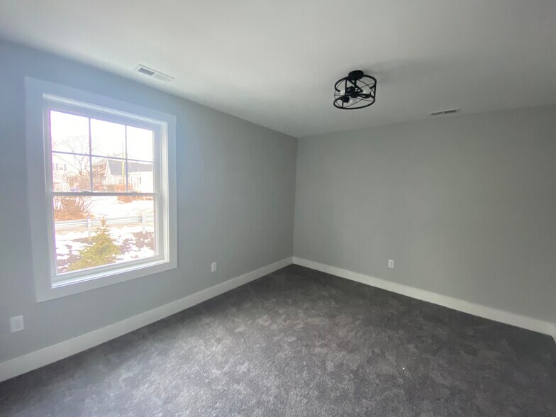 Building Photo - 32 Main St