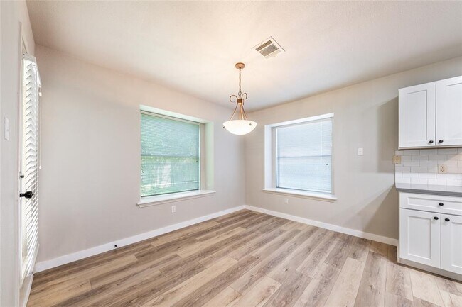 Building Photo - 1112 Doras Dr