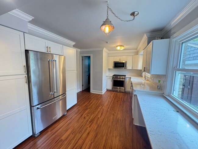 Building Photo - Adorable two story home