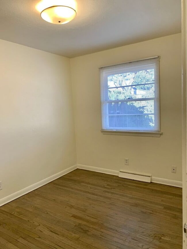 Building Photo - Large 2 bed, 2 bath, 1 car garage duplex