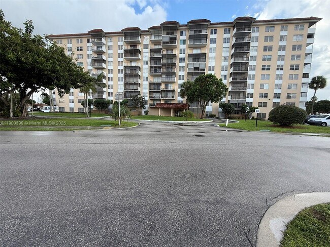 Building Photo - 4174 Inverrary Dr