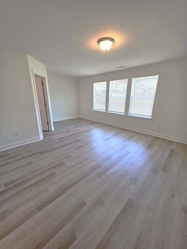 Building Photo - Great 3 bed Townhouse with 1 car garage!