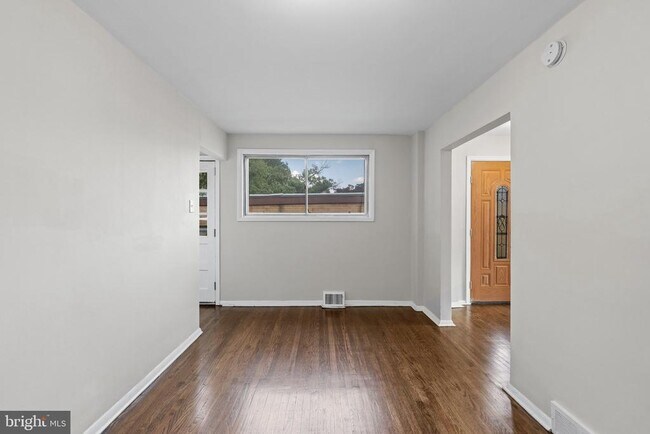 Building Photo - 205 Juniper Rd