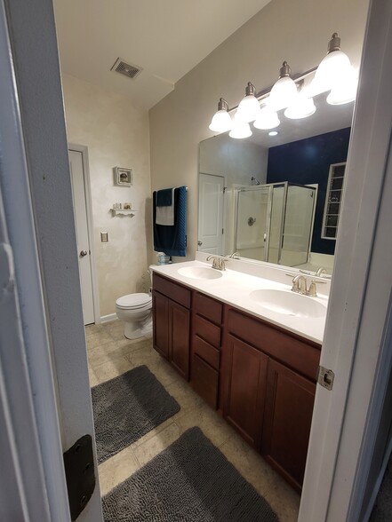 Primary bathroom first floor - 204 Silk Oak Dr