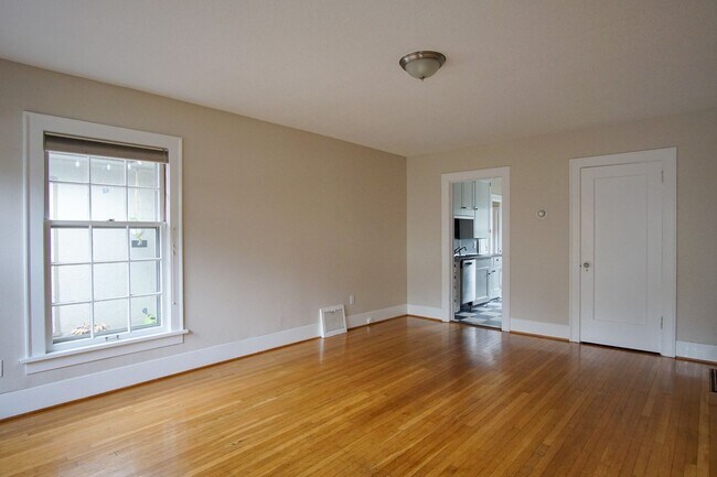 Building Photo - Awesome 1 Bedroom Flat By Laurelhurst Park...