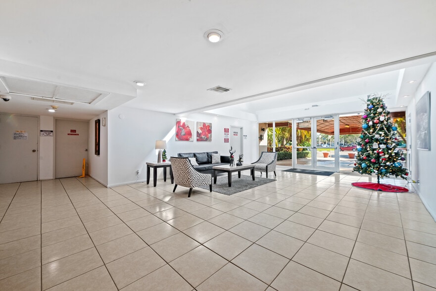 Building Photo - 140 Lakeview Dr